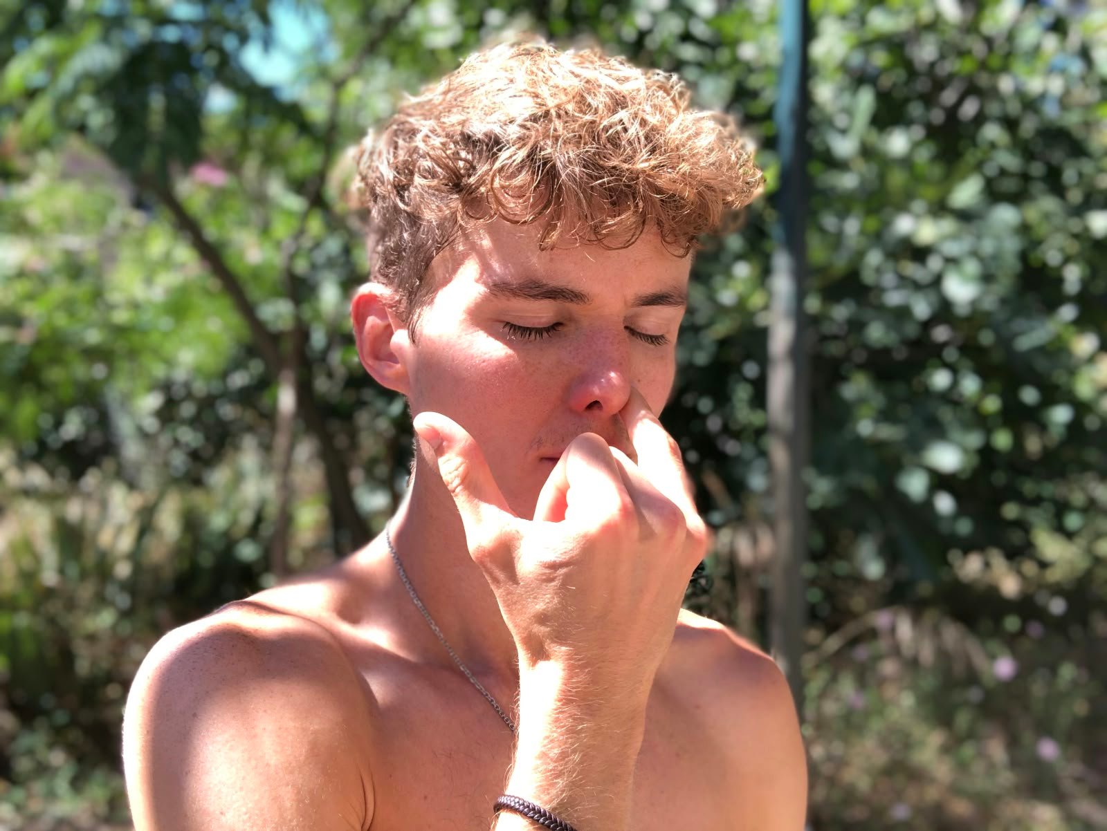 Dylan pratiquant le pranayama
